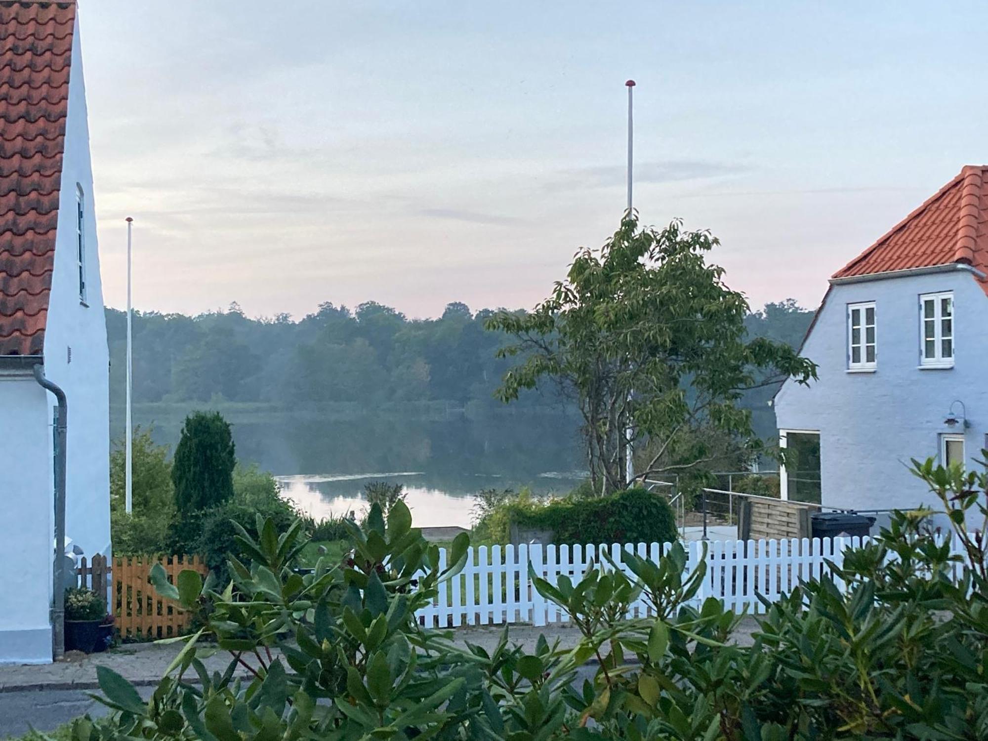 Den Gamle Skomager Hytte Ved Slotssoen Gråsten Exteriör bild